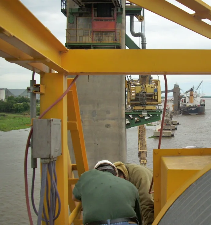 Grúa pescante instalada en un puerto cerealero