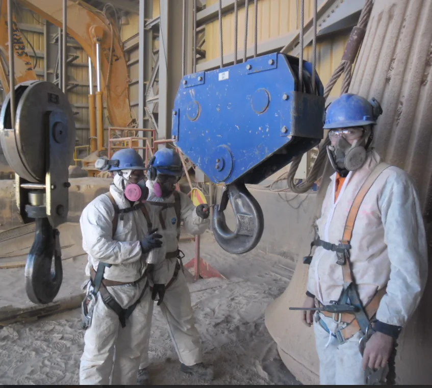 Equipo técnico inspeccionando un aparejo en una operación minera