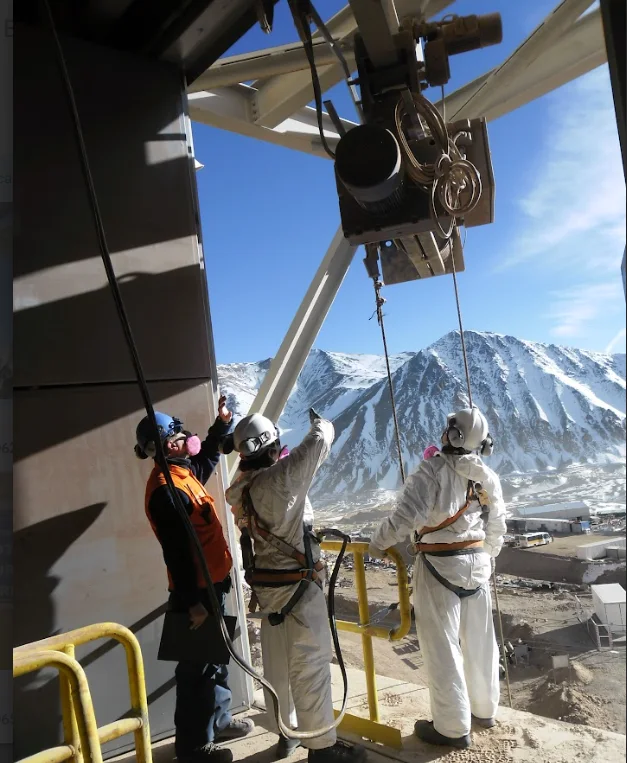Personal técnico trabajando en altura en una mina de montaña