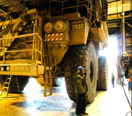 Mantenimiento industrial junto a un camión minero de gran porte