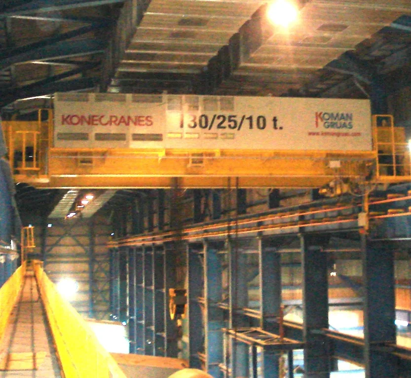 Puente grúa de gran porte en una central termoeléctrica
