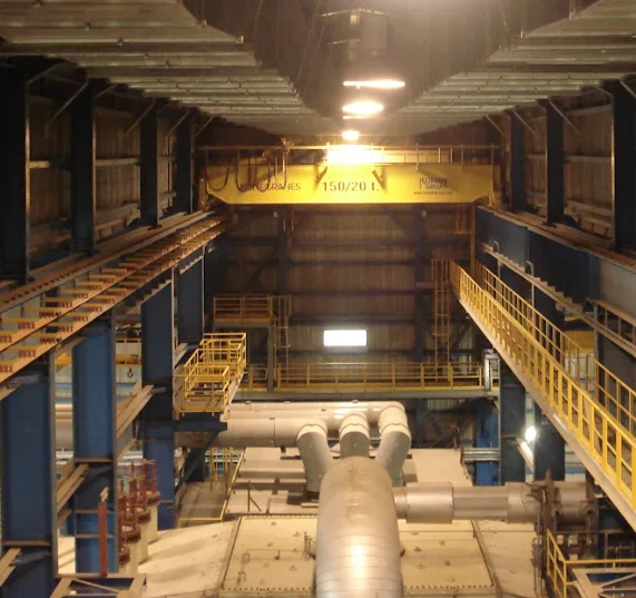 Puente grúa dentro de una sala de turbinas
