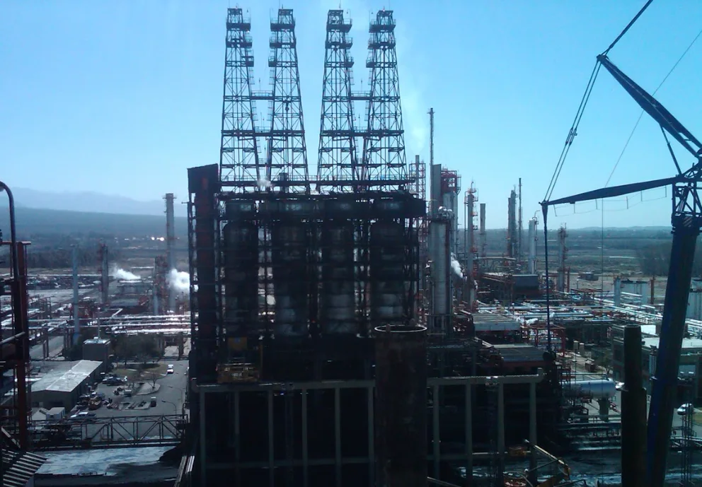 Instalaciones industriales de una refinería en Luján de Cuyo