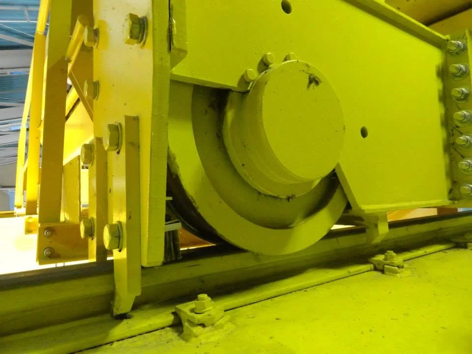 Pernos y fijaciones en la vía de rodadura de un puente grúa