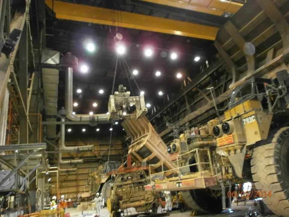 Puente grúa durante tareas de mantenimiento en la industria minera